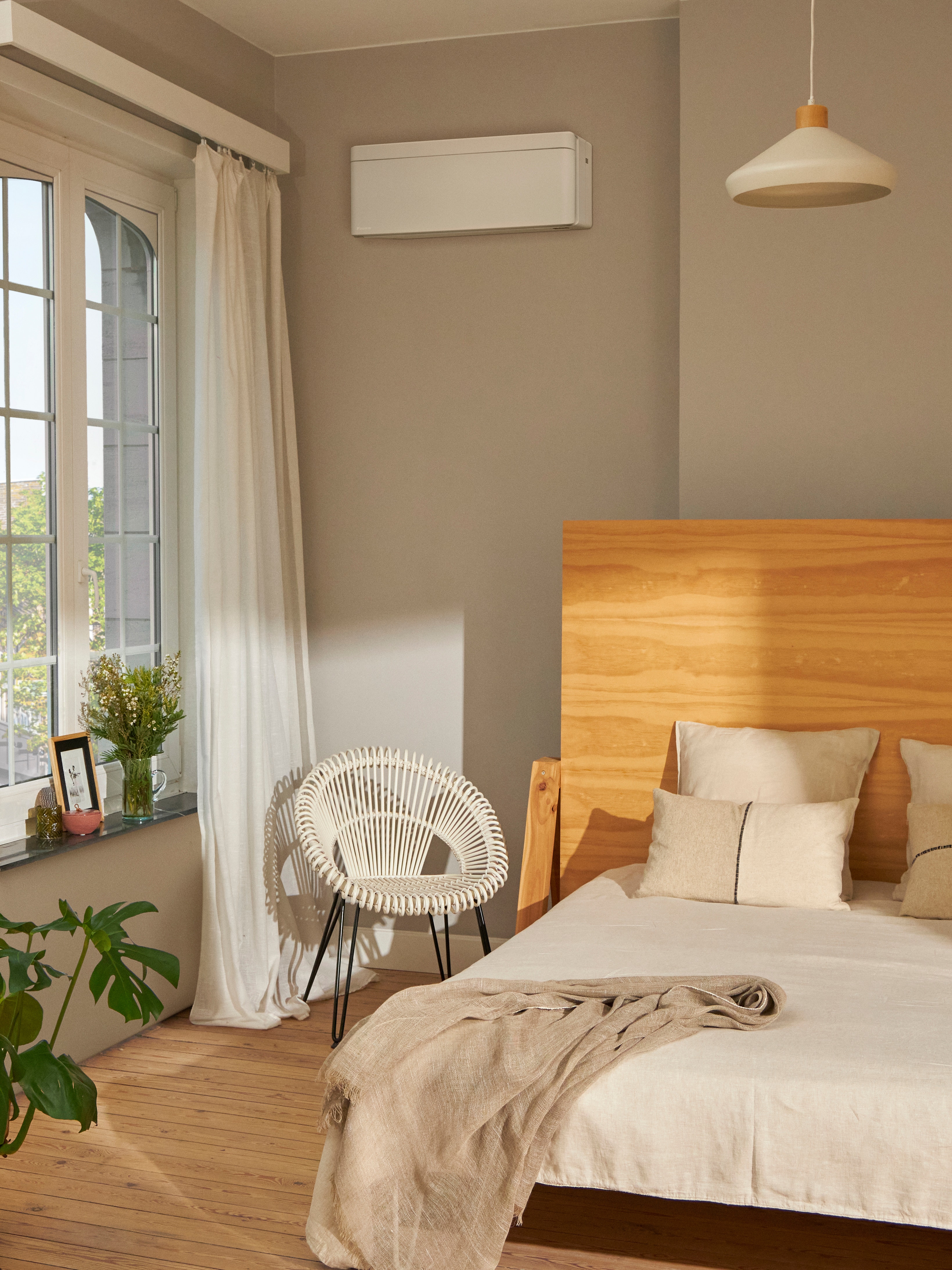 Camera da letto finemente arredata con un climatizzatore a parete bianco