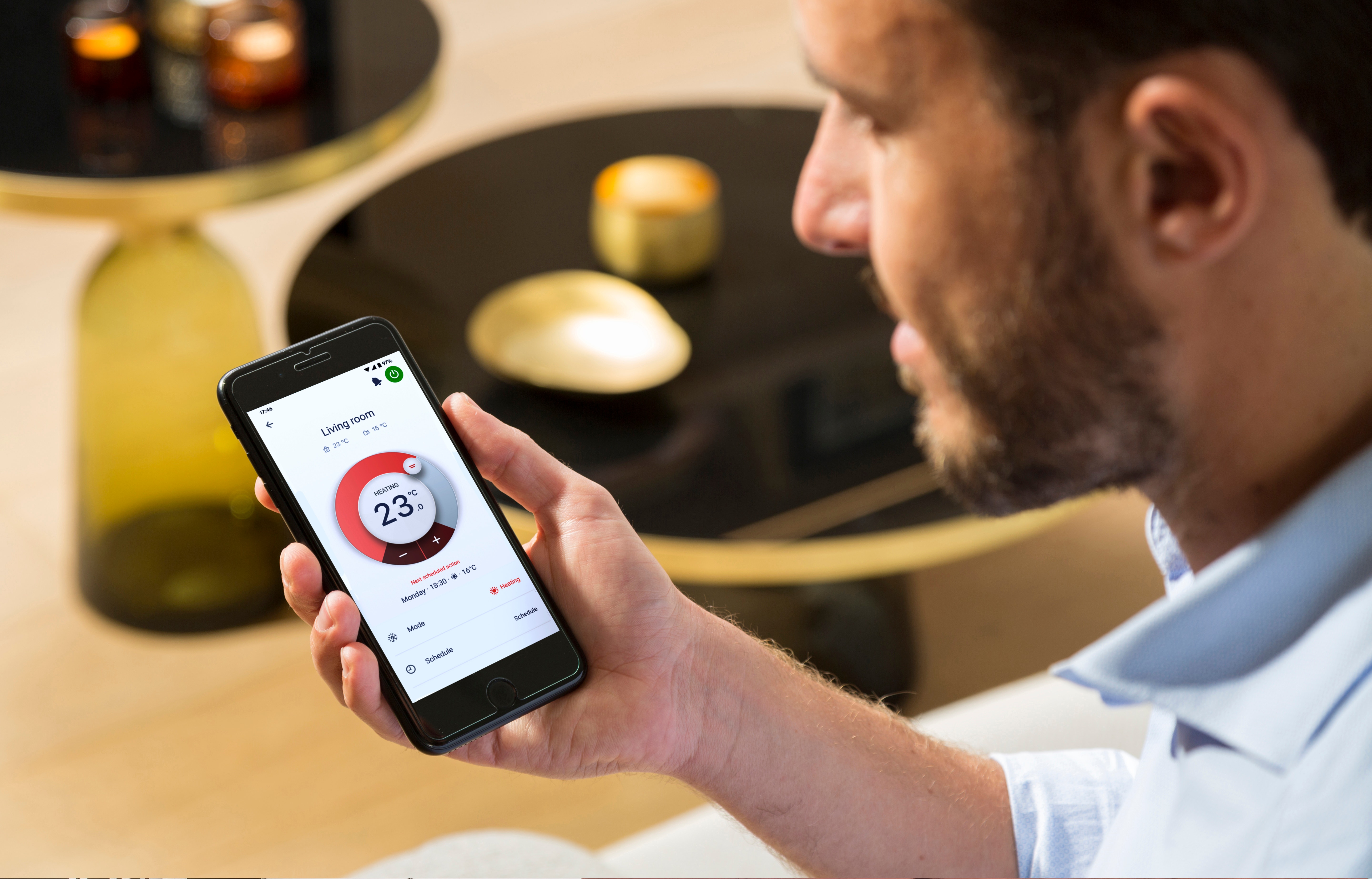Un uomo che usa l’App Onecta sullo smartphone