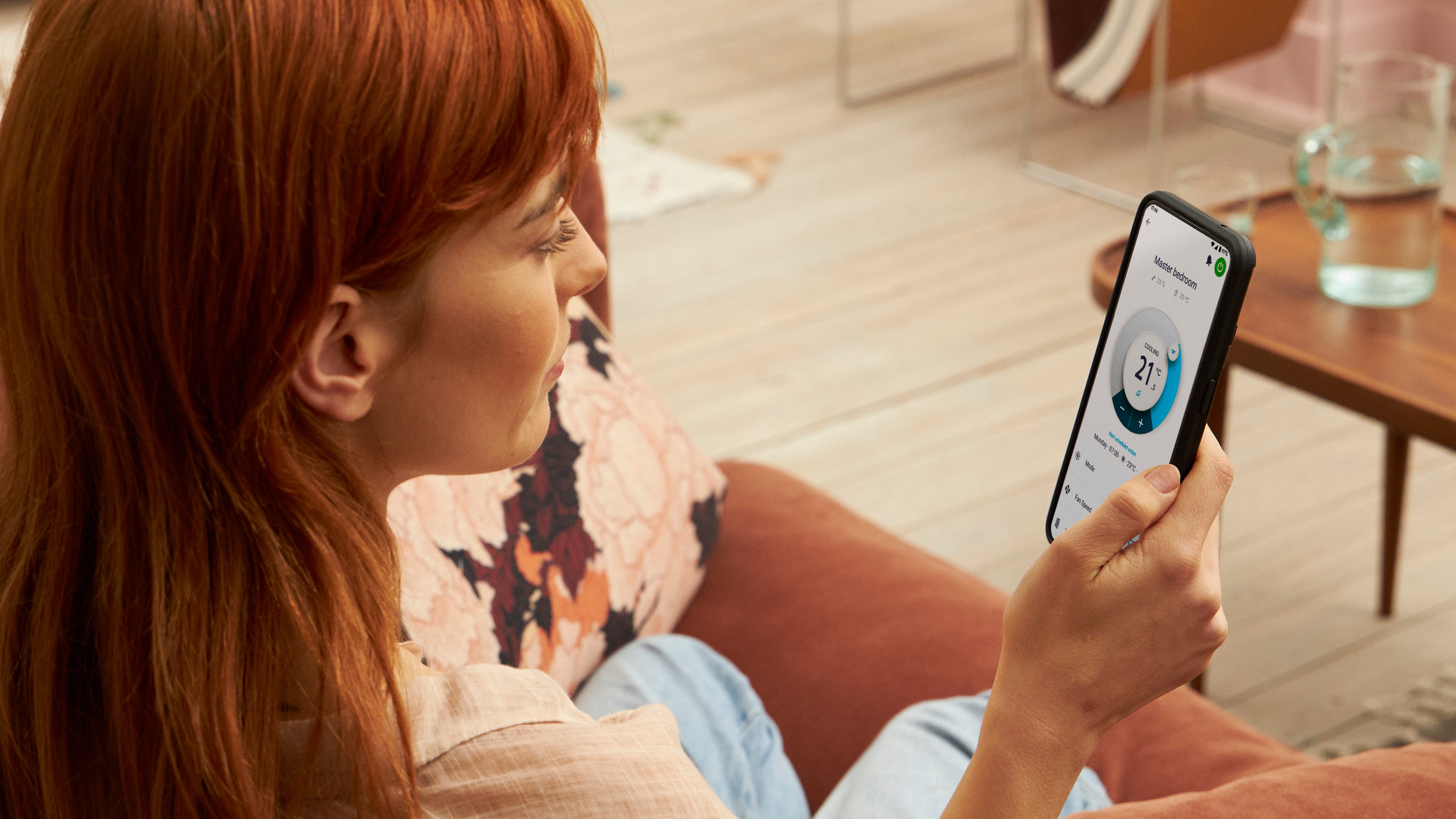 Una giovane donna usa un'applicazione per controllare il suo impianto di riscaldamento