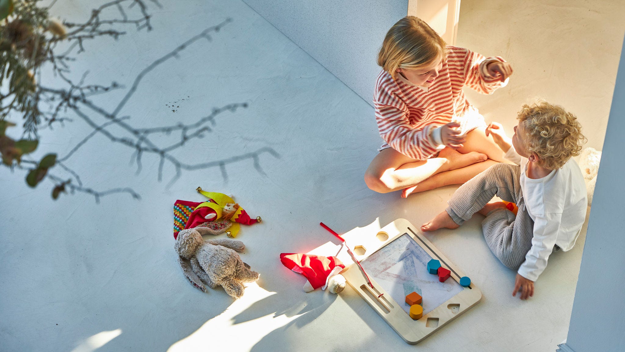Pannelli solari sotto il cielo blu