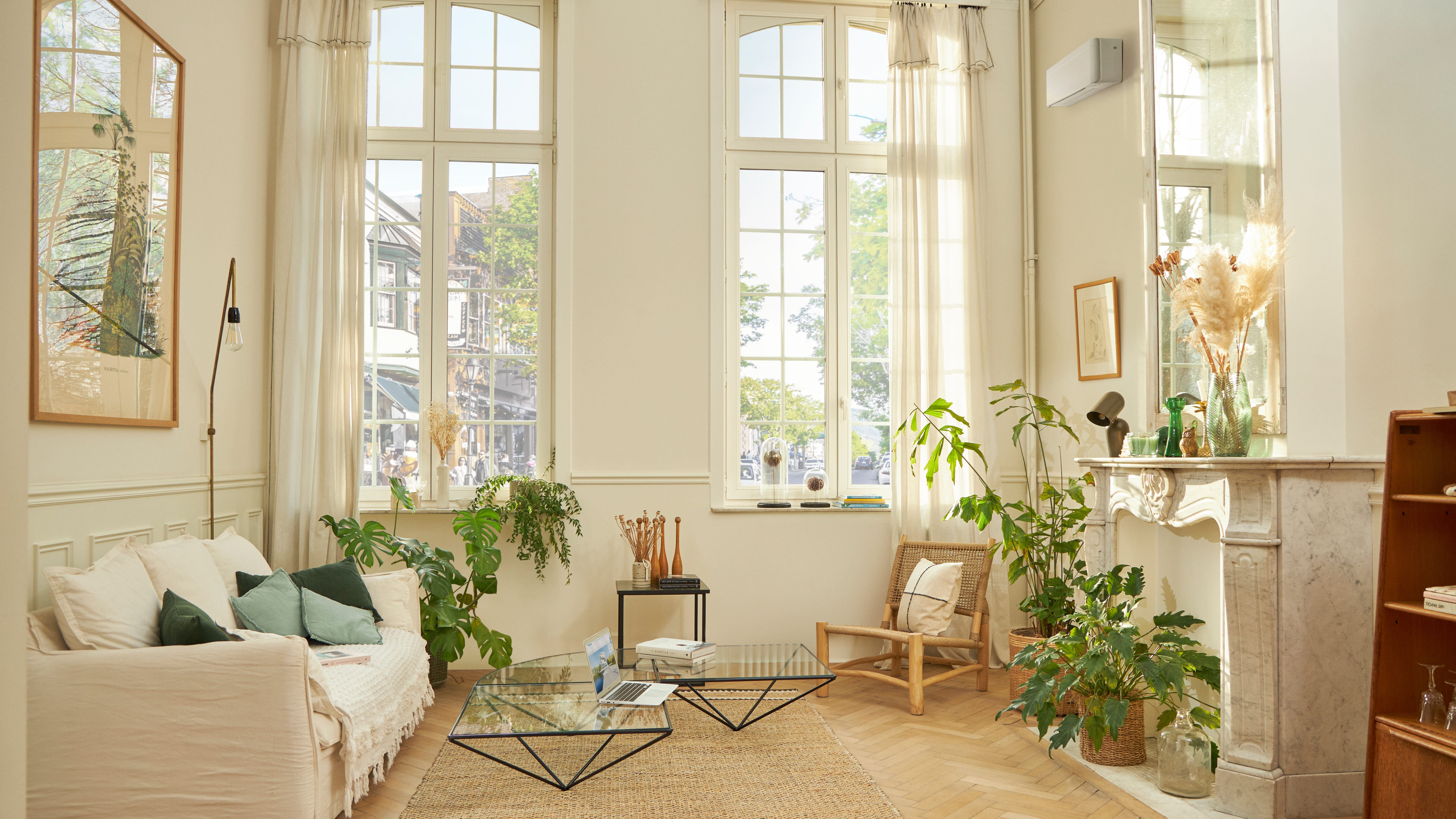 Salotto finemente arredato con un climatizzatore a parete bianco