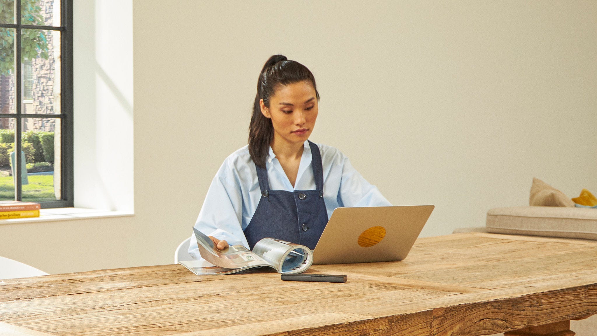 Una donna con il suo laptop