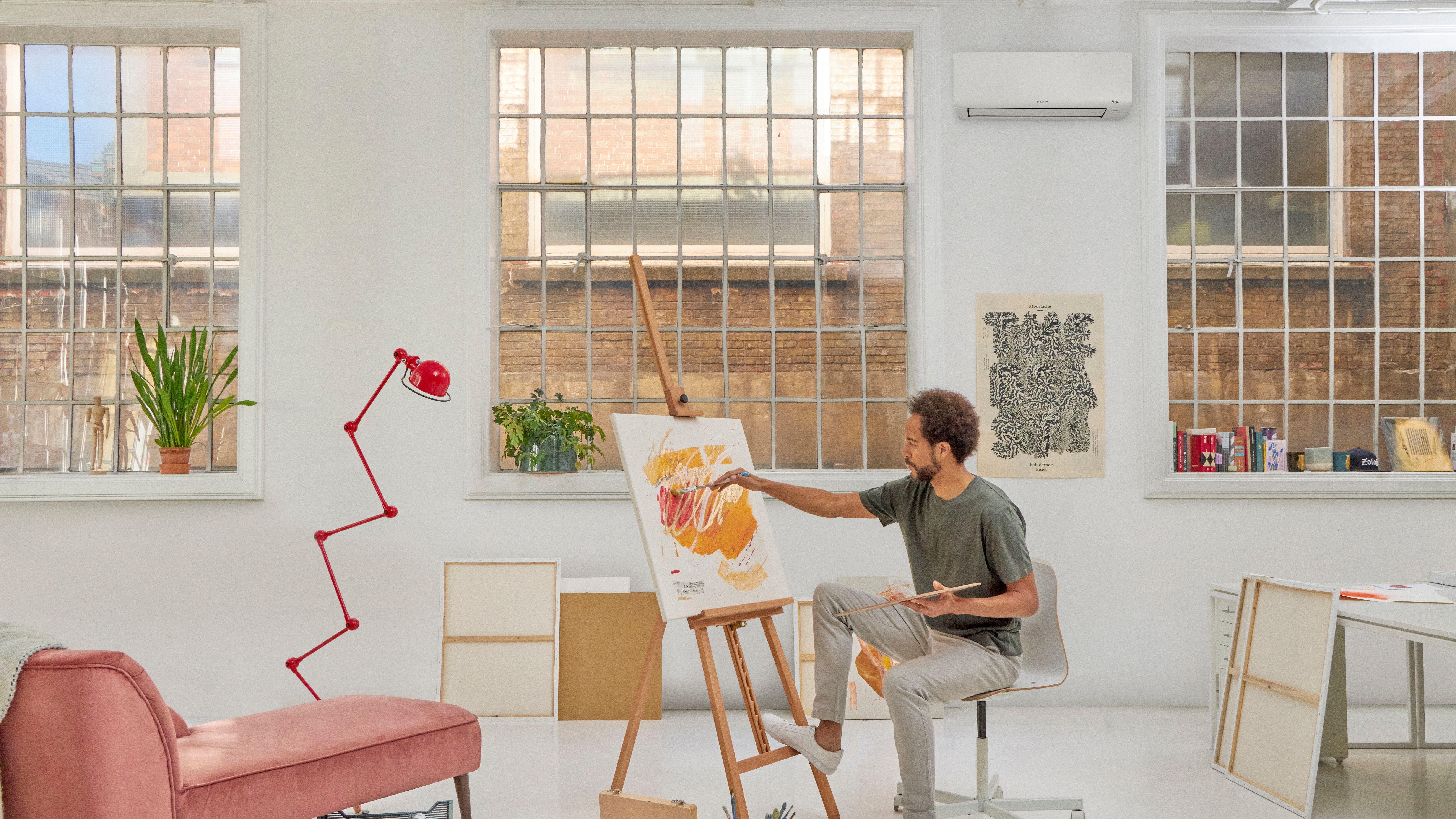 Uomo che dipinge un quadro
