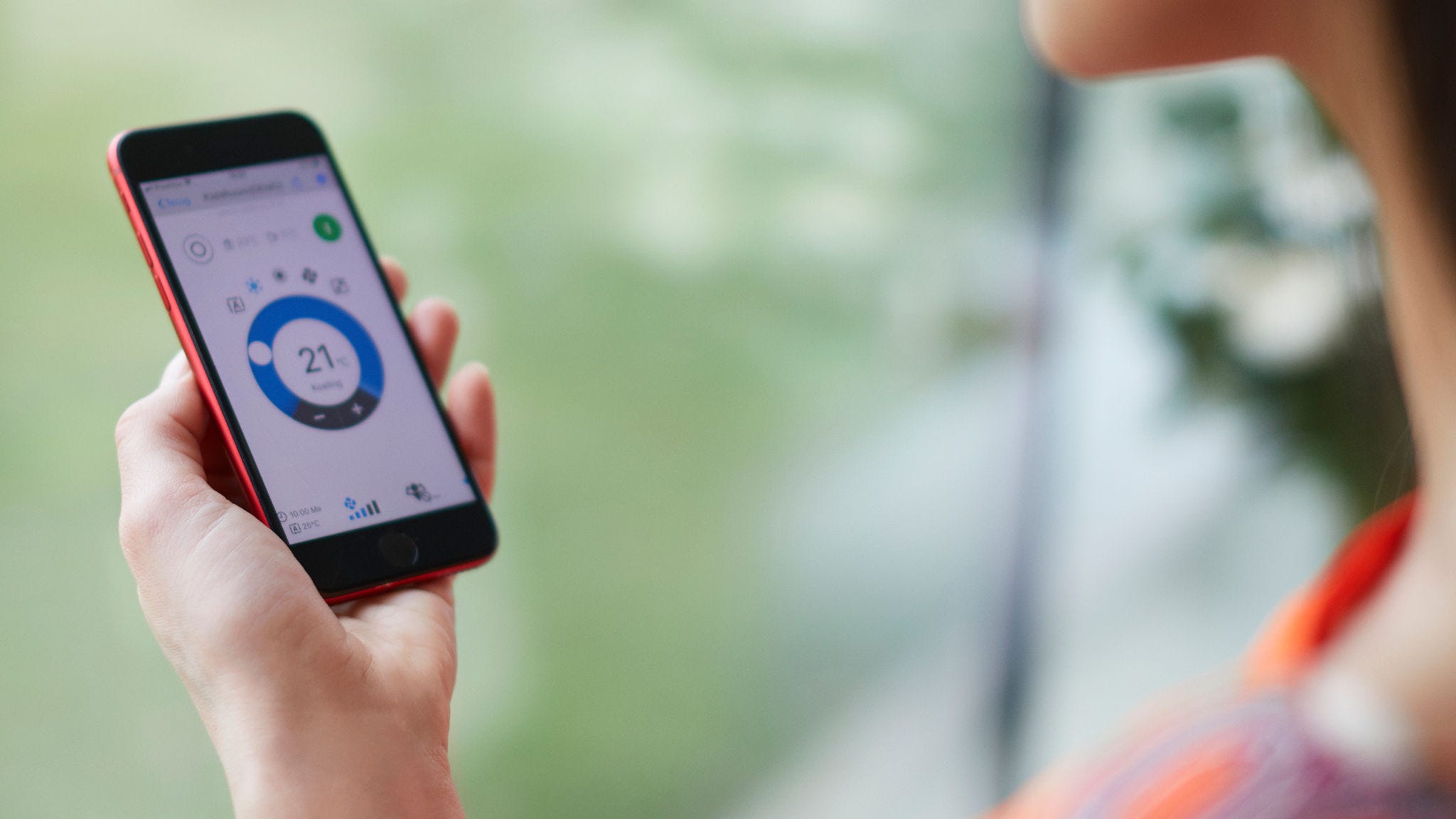 Una giovane donna usa un'applicazione per controllare il suo impianto di riscaldamento