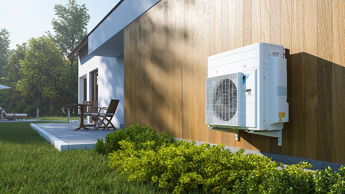 L’unità esterna della pompa di calore ibrida, perfettamente integrata in giardino