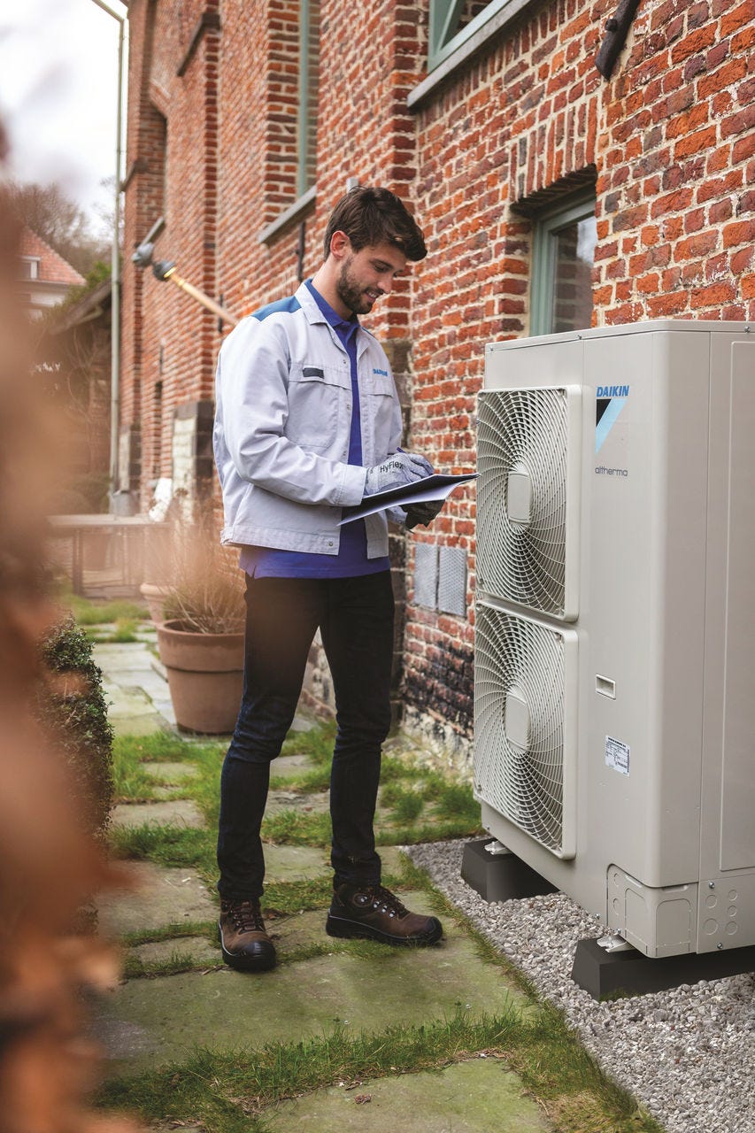 Un uomo installa l’unità esterna