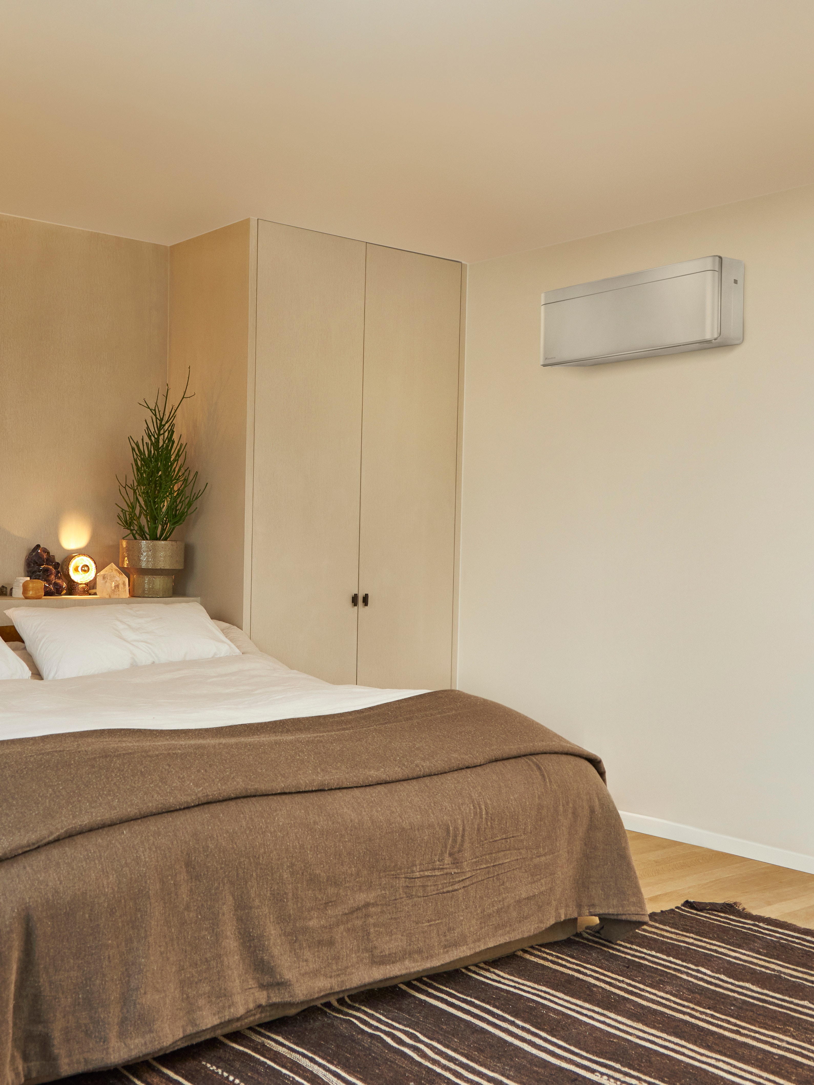Camera da letto con un letto grande e una soluzione di climatizzazione a parete
