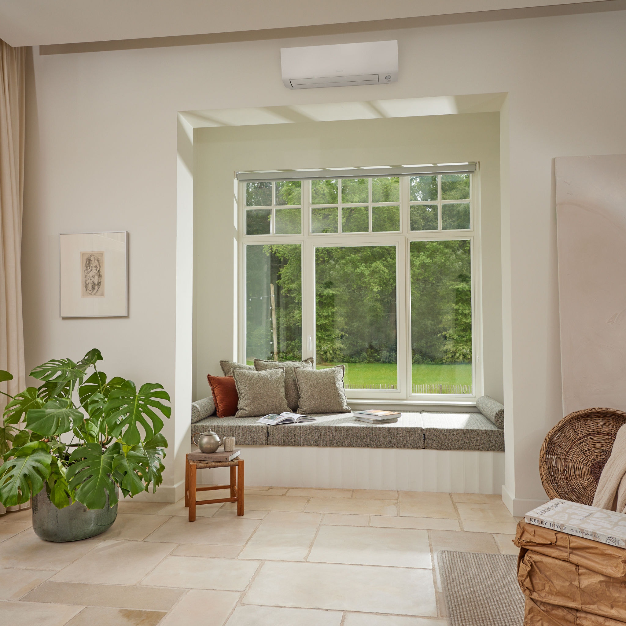 Sistema di climatizzazione in un salotto, che mostra il comfort e il raffrescamento offerti dalle soluzioni Daikin ad uso domestico