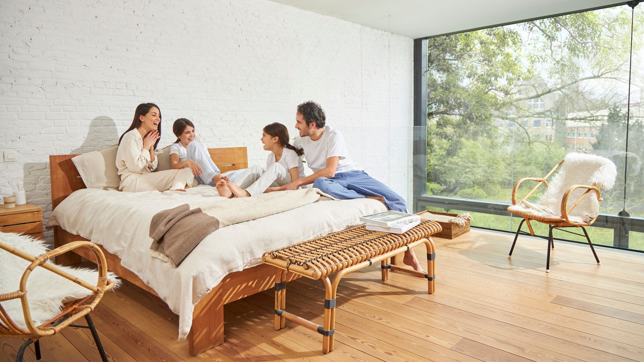 Una famiglia di quattro persone si gode l'aria fresca nel proprio soggiorno grazie alla ventilazione