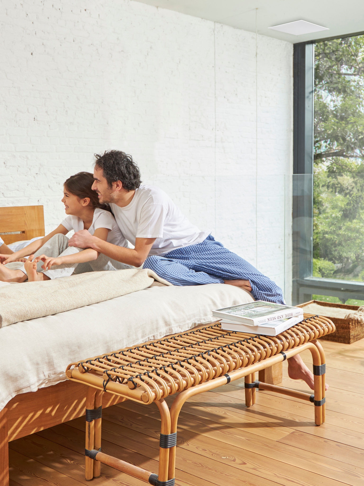 Un papà e sua figlia sul letto in una stanza ben ventilata