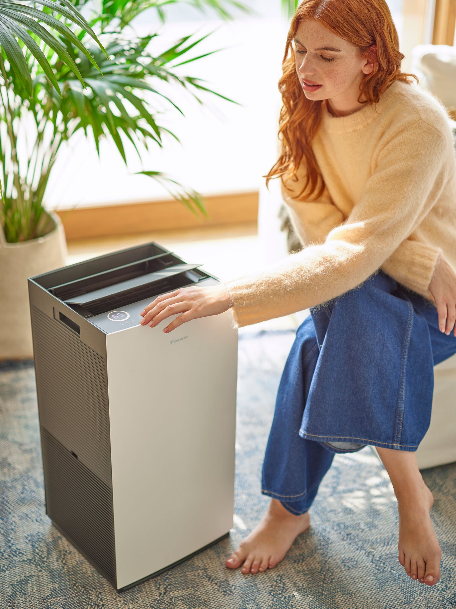 Una donna disturbata dalla polvere domestica
