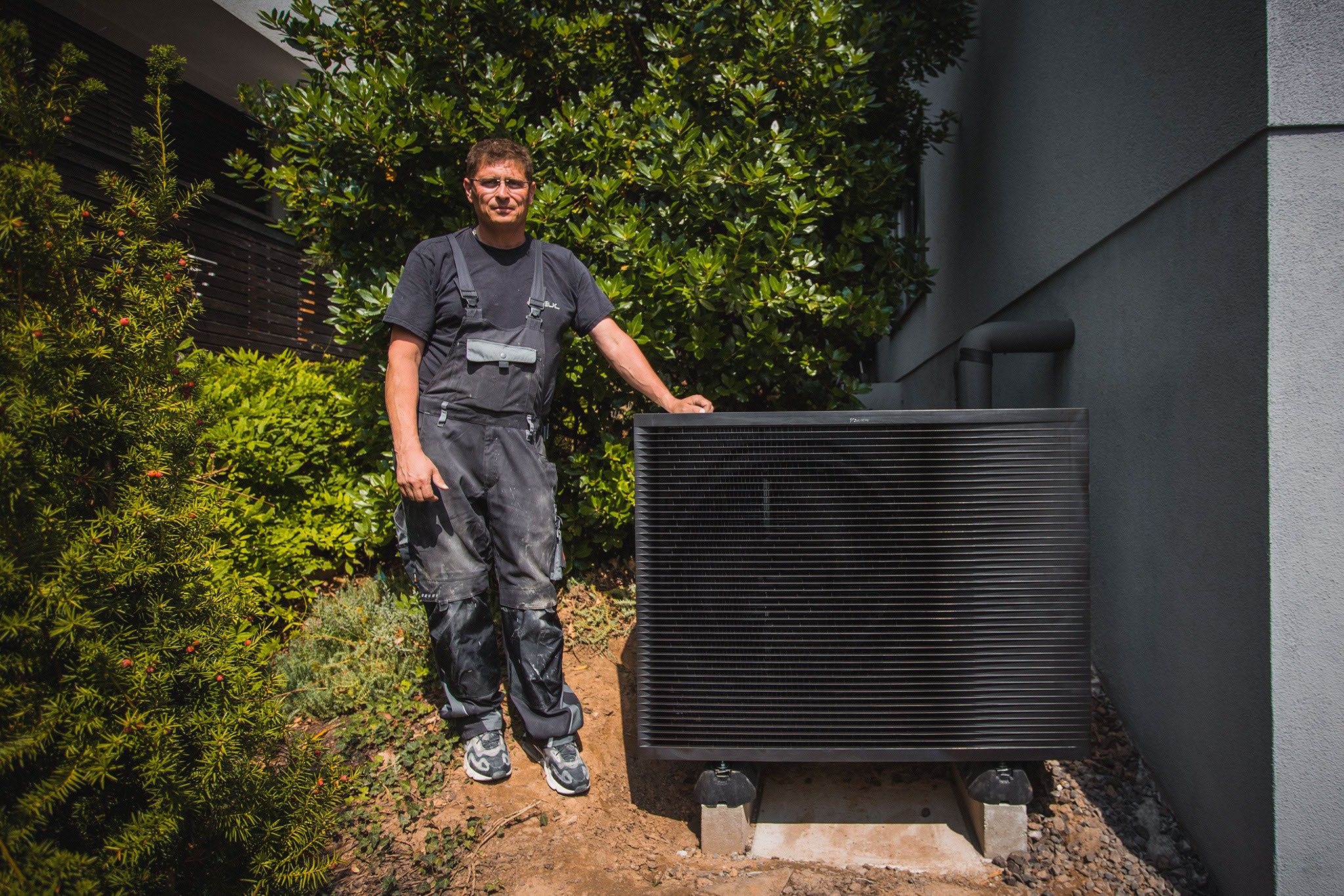 Installatøren ved siden af installeret DAIKIN Altherma udendørsenhed