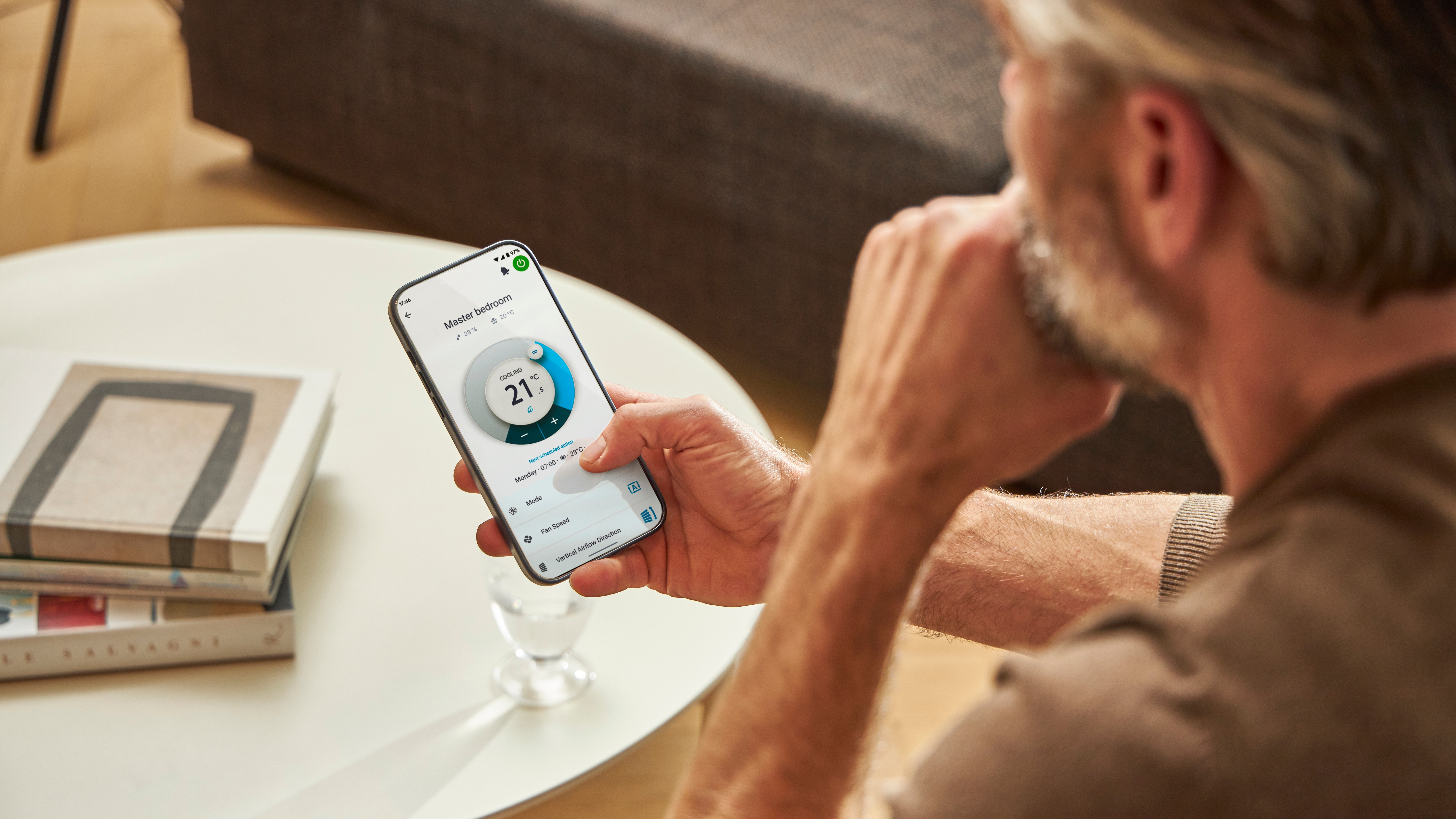 Un uomo usa l'app Onecta